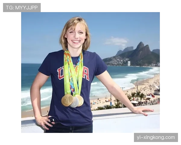 凯蒂·莱德基本来超模架势，结果训练间隙竟然背个塑料袋逛食堂？